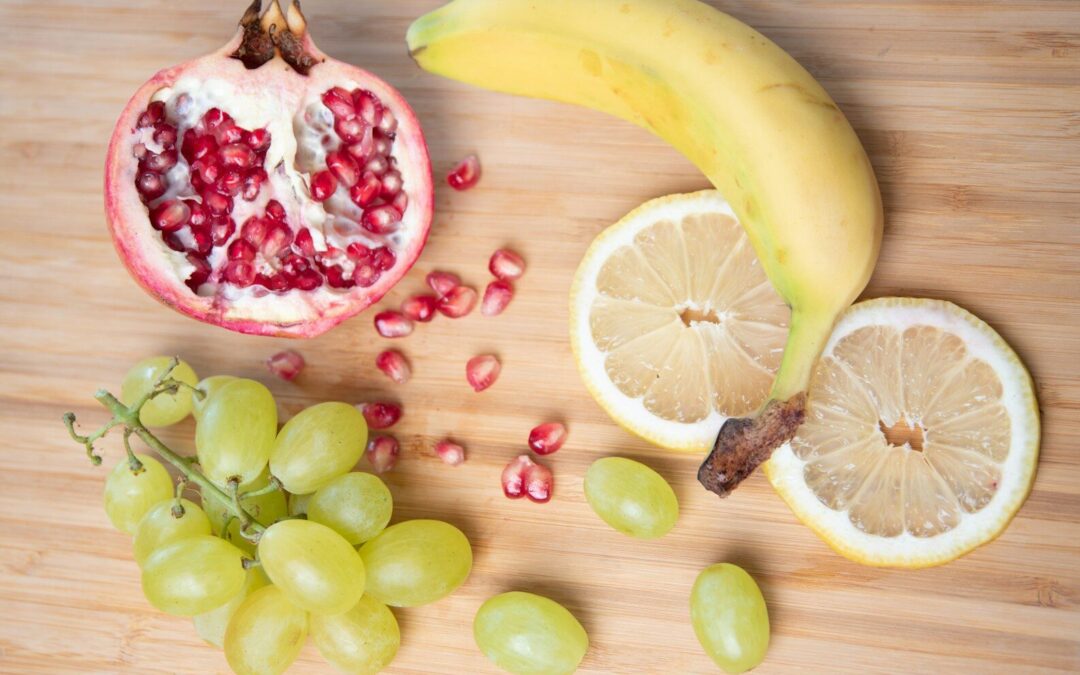 yellow banana fruit beside green apple fruit
